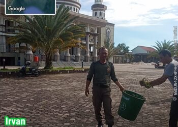 Gotong Royong Di Masjid Agung, Sat Pol PP-WH Aceh Singkil Masih Temukan Sisa Aksi Vandalisme
