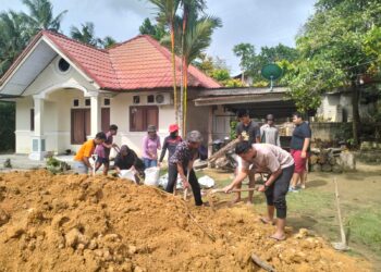Gotong Royong dan Penghijauan di Polsek Kerumutan, Warga dan Polisi Bersinergi Bangun Fasum