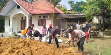 Gotong Royong dan Penghijauan di Polsek Kerumutan, Warga dan Polisi Bersinergi Bangun Fasum