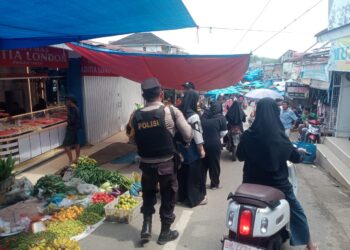 Polsek Ukui Gelar Tiga Kegiatan Pelayanan Publik pada Hari Minggu: Ibadah Minggu Kasih, Patroli Pasar, dan Patroli Rumah Ibadah