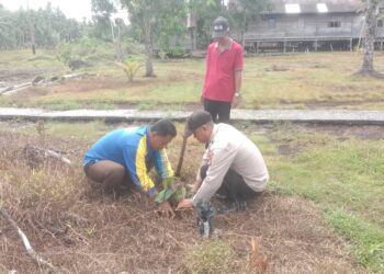 Polsek Kuala Kampar Tanam 17 Bibit Pohon dalam Rangka Hari Pohon Nasional 2025