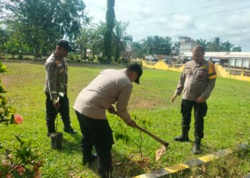 Peringati Hari Pohon Nasional, Polsek Ukui Tanam 17 Bibit Pohon Buah