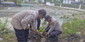 Sambut Hari Pohon Nasional 2025, Polsek Kuala Kampar Tanam 17 Bibit Pohon
