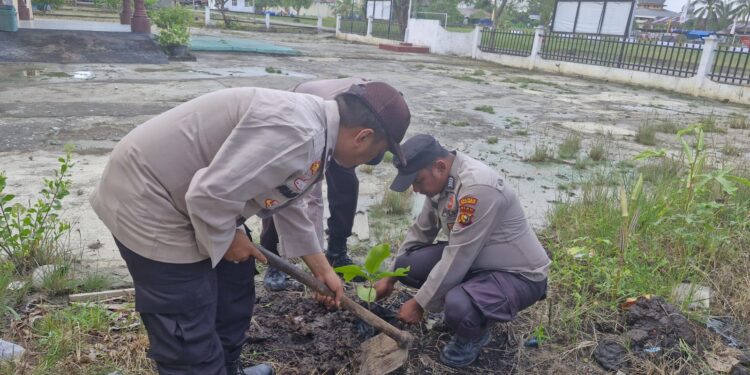 Sambut Hari Pohon Nasional 2025, Polsek Kuala Kampar Tanam 17 Bibit Pohon