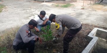 Polsek Bunut Tanam 17 Bibit Pohon Dalam Rangka Hari Pohon Nasional 2025