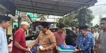 Bupati Aceh Singkil Salurkan Bantuan Masa Panik Pasca Kebakaran Di Desa Pulo Sarok 