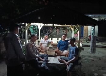 Perkuat Kewaspadaan Warga, Polsek Kerumutan Cek Pos Kamling di Banjar Panjang