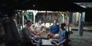 Perkuat Kewaspadaan Warga, Polsek Kerumutan Cek Pos Kamling di Banjar Panjang