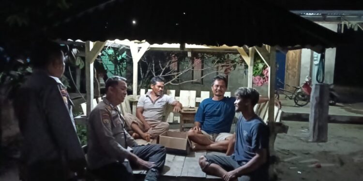 Perkuat Kewaspadaan Warga, Polsek Kerumutan Cek Pos Kamling di Banjar Panjang