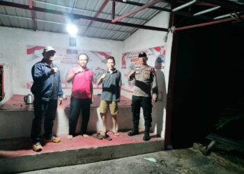 Regu UKL Polsek Pangkalan Kerinci Sambangi Pos Kamling, Ajak Warga Jaga Kamtibmas
