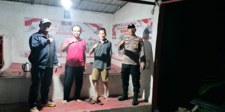 Regu UKL Polsek Pangkalan Kerinci Sambangi Pos Kamling, Ajak Warga Jaga Kamtibmas
