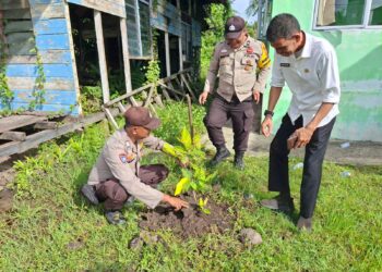 Peringati Hari Pohon Nasional 2025, Polsek Kuala Kampar Tanam 17 Bibit Pohon