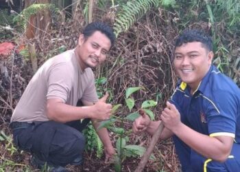 Polisi Teluk Meranti Pelalawan Tanam Pohon Buah