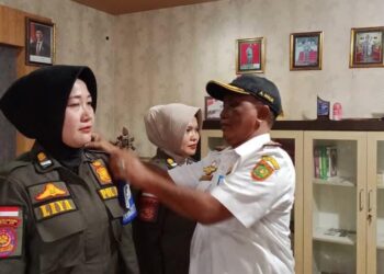 Kasatpol PP Dan WH Subulussalam Sematkan Ban Lengan PTI Kepada Dua Srikandi