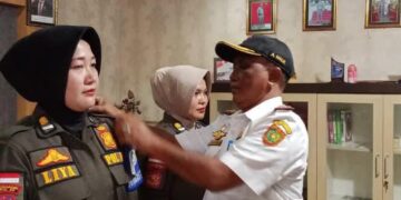 Kasatpol PP Dan WH Subulussalam Sematkan Ban Lengan PTI Kepada Dua Srikandi