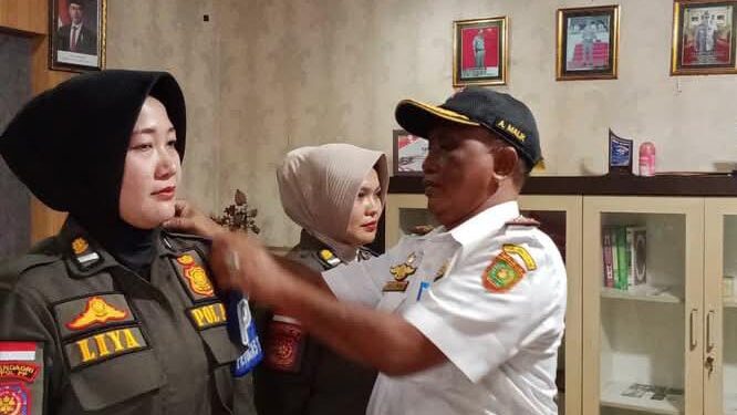 Kasatpol PP Dan WH Subulussalam Sematkan Ban Lengan PTI Kepada Dua Srikandi
