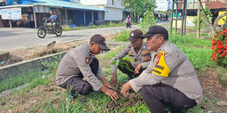 Polsek Kuala Kampar Tanam 17 Bibit Pohon Peringati Hari Pohon Nasional 2025