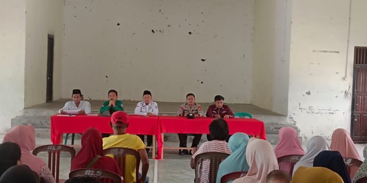 BLT Dana Desa Disalurkan kepada 29 Warga Bukit Lembah Subur, Polsek Kerumutan Lakukan Pengawasan