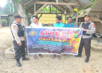 Bhabinkamtibmas Polsek Ukui Patroli dan Himbau Masyarakat Cegah Karhutla