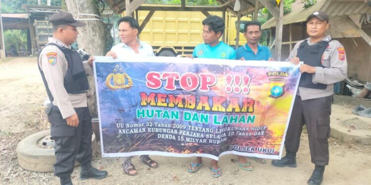 Bhabinkamtibmas Polsek Ukui Patroli dan Himbau Masyarakat Cegah Karhutla