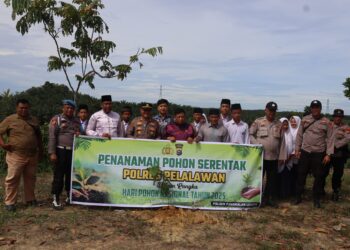 Polsek Pangkalan Lesung Bersama Upika Tanam Pohon Peringati Hari Pohon Nasional 2025
