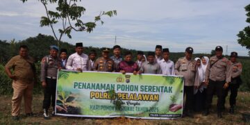 Polsek Pangkalan Lesung Bersama Upika Tanam Pohon Peringati Hari Pohon Nasional 2025