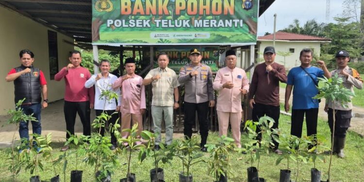 Forkompimcam Teluk Meranti Tanam 21 Pohon Peringati Hari Pohon Sedunia 2025