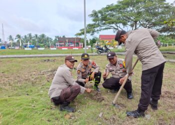 Tanam Bibit Pohon, Polisi Perkuat Program Penghijauan Lingkungan