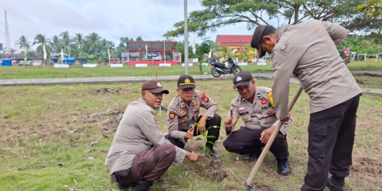 Tanam Bibit Pohon, Polisi Perkuat Program Penghijauan Lingkungan