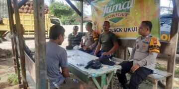Polsek Ukui Gelar Jum’at Curhat, Himbau Masyarakat Cegah Karhutla dan Remaja Nongkrong Larut Malam