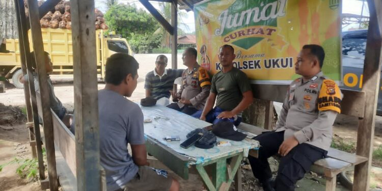 Polsek Ukui Gelar Jum’at Curhat, Himbau Masyarakat Cegah Karhutla dan Remaja Nongkrong Larut Malam