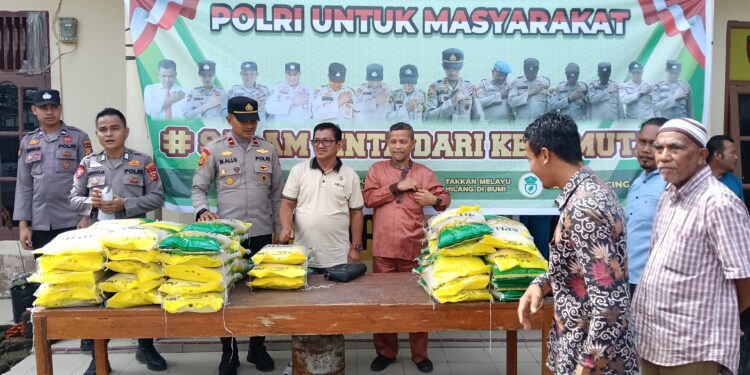 Polsek Kerumutan Gelar Pasar Murah Bekerja Sama dengan Bulog untuk Stabilkan Harga Pangan