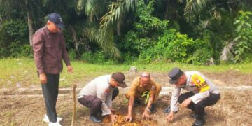 Polsek Ukui Tanam Pohon di Kelurahan Ukui Satu, Dukung Program Green Policing Kapolda Riau