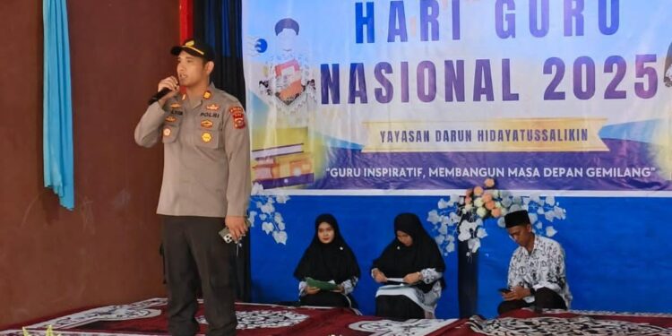 Kapolsek Pangkalan Kerinci Hadiri Peringatan Hari Guru Nasional di SD IT Assalikin