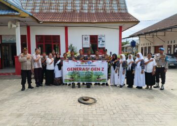 Polsek Pangkalan Kerinci Tanam Bibit Pohon di Lingkungan SMP Negeri 3 Pelalawan