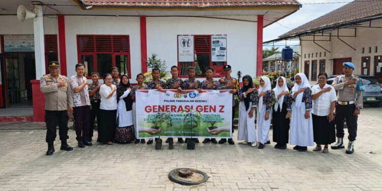 Polsek Pangkalan Kerinci Tanam Bibit Pohon di Lingkungan SMP Negeri 3 Pelalawan