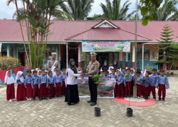 Polisi Tanam Bibit Pohon Buah di TK Negeri Pembina Pelalawan
