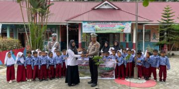 Polisi Tanam Bibit Pohon Buah di TK Negeri Pembina Pelalawan