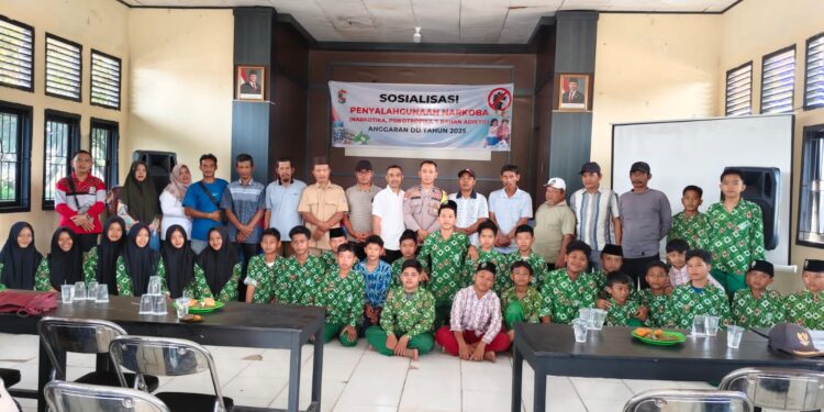 Polisi Sosialisasikan Bahaya Narkoba untuk Generasi Muda di Desa Pematang Tinggi