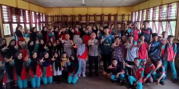 Plh. Kapolsek Teluk Meranti Sosialisasikan SMA KTB dan Program Kapolda Riau ke Siswa SMPN 1
