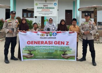 Polsek Langgam Tanam Bibit Pohon di SDIT Darul Hikmah, Dukung Program Penghijauan Kapolda Riau