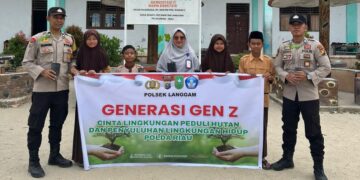 Polsek Langgam Tanam Bibit Pohon di SDIT Darul Hikmah, Dukung Program Penghijauan Kapolda Riau