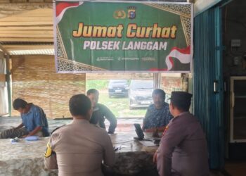 Polisi Bahas Pendatang Baru hingga Judi Online dalam Jumat Curhat di Desa Segati Pelalawan