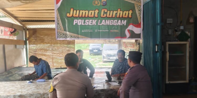 Polisi Bahas Pendatang Baru hingga Judi Online dalam Jumat Curhat di Desa Segati Pelalawan