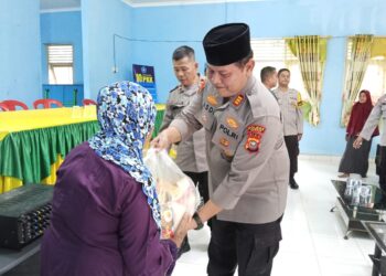 Berkah Jumat, Polsek Kampar Salurkan Bantuan di Desa Ranah”