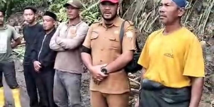 Terkena Longsor, Pipa Air Bersih Untuk Masyarakat Kampung Reremal Putus Total