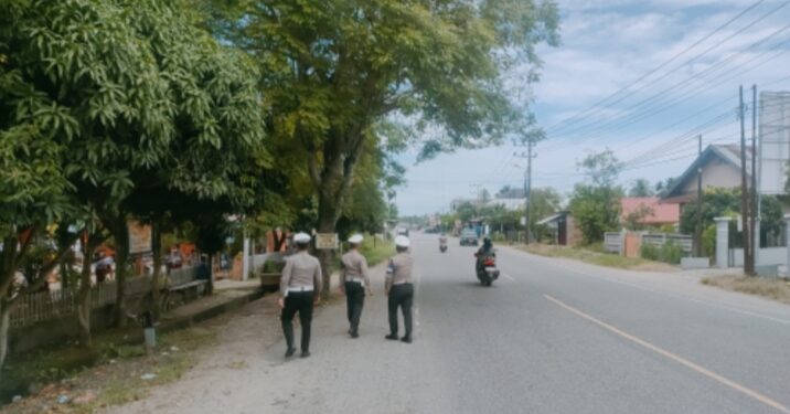 *Satlantas Polres Aceh Utara Tindaklanjuti Aduan Warga, Tinjau Pohon Miring di Lhoksukon*