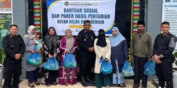 Rayakan HUT Kemenimipas, Rutan Takengon Bagikan Sembako Kepada Warga Sekitar