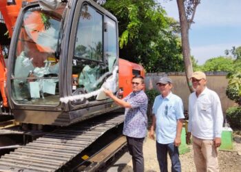 Wali Kota Langsa Peusijuk Excavator dan Bentor di DLH