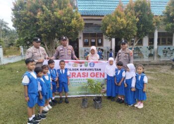 Polsek Kerumutan Tanam Bibit Pohon Bersama Anak TK Permata Bunda di Hari Pohon Nasional 2025